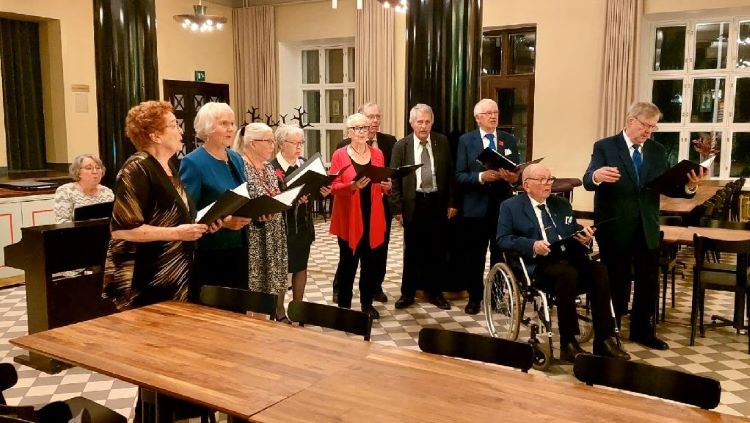 Sirpaleet-kuoro viihdytti lauantaina illallisen aikaan, pianon takana kuoronjohtaja Kaisa Pärnänen (kuva Eila Hirvonen).
